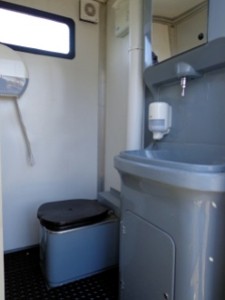 Мобильные передвижные туалетные модули Экобалтика  внутри